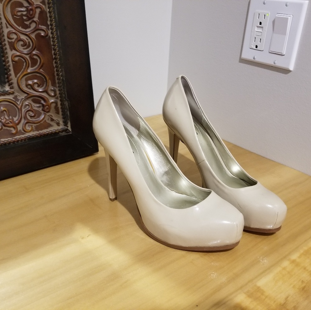 Guess nude pumps